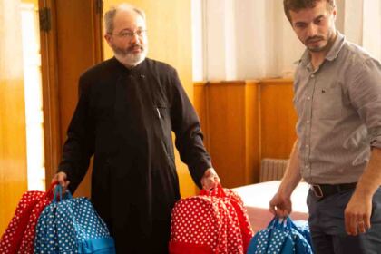 4000 de ghiozdane şi rechizite şcolare pentru copii defavorizaţi din Arhiepiscopia Dunării de Jos – fotografia 9
