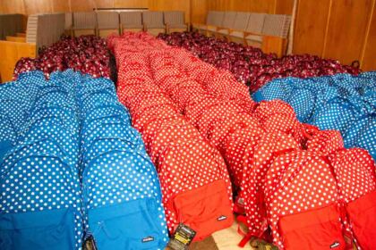 4000 de ghiozdane şi rechizite şcolare pentru copii defavorizaţi din Arhiepiscopia Dunării de Jos – fotografia 7
