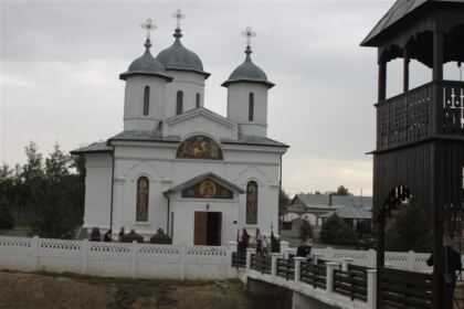 4000 de ghiozdane şi rechizite şcolare pentru copii defavorizaţi din Arhiepiscopia Dunării de Jos – fotografia 11