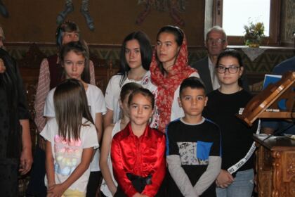 4000 de ghiozdane şi rechizite şcolare pentru copii defavorizaţi din Arhiepiscopia Dunării de Jos – fotografia 13