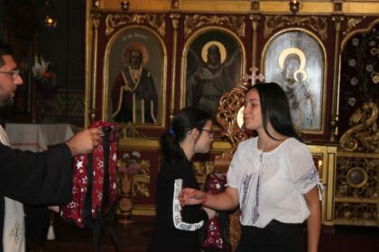 4000 de ghiozdane şi rechizite şcolare pentru copii defavorizaţi din Arhiepiscopia Dunării de Jos – fotografia 14