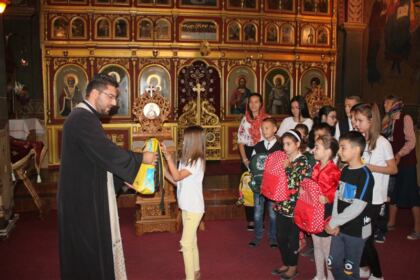 4000 de ghiozdane şi rechizite şcolare pentru copii defavorizaţi din Arhiepiscopia Dunării de Jos – fotografia 16