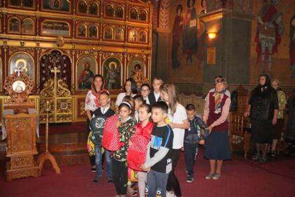 4000 de ghiozdane şi rechizite şcolare pentru copii defavorizaţi din Arhiepiscopia Dunării de Jos – fotografia 17