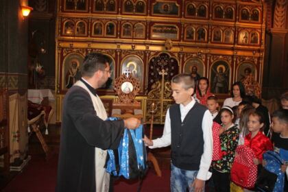 4000 de ghiozdane şi rechizite şcolare pentru copii defavorizaţi din Arhiepiscopia Dunării de Jos – fotografia 18