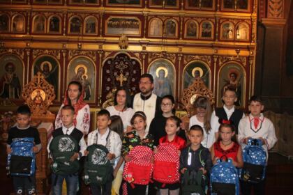 4000 de ghiozdane şi rechizite şcolare pentru copii defavorizaţi din Arhiepiscopia Dunării de Jos – fotografia 19