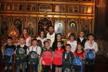 4000 de ghiozdane şi rechizite şcolare pentru copii defavorizaţi din Arhiepiscopia Dunării de Jos – fotografia 20