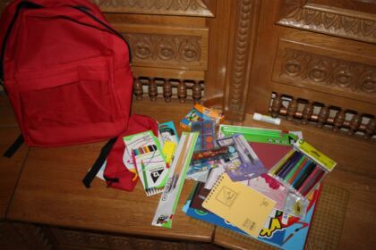 4000 de ghiozdane şi rechizite şcolare pentru copii defavorizaţi din Arhiepiscopia Dunării de Jos – fotografia 23