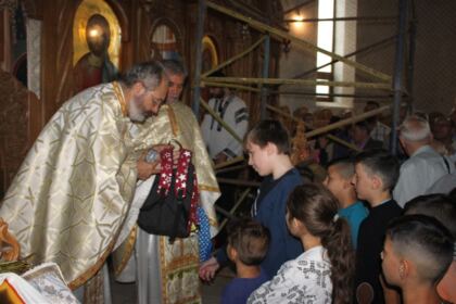 4000 de ghiozdane şi rechizite şcolare pentru copii defavorizaţi din Arhiepiscopia Dunării de Jos – fotografia 25