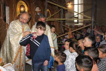 4000 de ghiozdane şi rechizite şcolare pentru copii defavorizaţi din Arhiepiscopia Dunării de Jos – fotografia 26