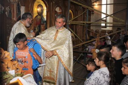 4000 de ghiozdane şi rechizite şcolare pentru copii defavorizaţi din Arhiepiscopia Dunării de Jos – fotografia 27