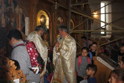4000 de ghiozdane şi rechizite şcolare pentru copii defavorizaţi din Arhiepiscopia Dunării de Jos – fotografia 28