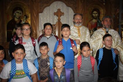 4000 de ghiozdane şi rechizite şcolare pentru copii defavorizaţi din Arhiepiscopia Dunării de Jos – fotografia 30