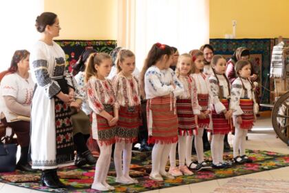 Şezătoarea „Tradiţii şi obiceiuri în satul movilean“ – fotografia 29