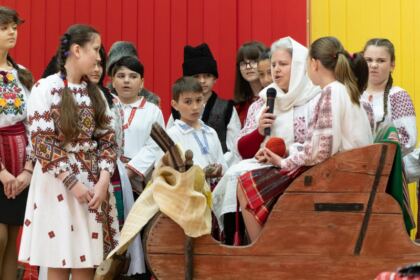 Şezătoarea „Tradiţii şi obiceiuri în satul movilean“ – fotografia 39