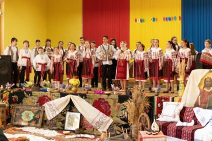 Şezătoarea „Tradiţii şi obiceiuri în satul movilean“ – fotografia 47