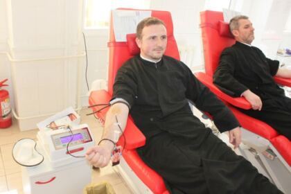 220 de persoane din Eparhia Dunării de Jos au donat sânge în această săptămână la Galaţi – fotografia 10