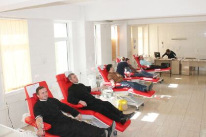 220 de persoane din Eparhia Dunării de Jos au donat sânge în această săptămână la Galaţi – fotografia 12