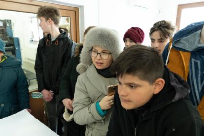 Ierarhul Dunării de Jos a primit la Centrul eparhial vizita elevilor de la Şcoala nr. 26 din Galaţi – fotografia 5