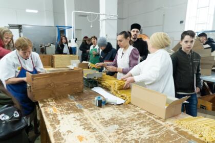 Ierarhul Dunării de Jos a primit la Centrul eparhial vizita elevilor de la Şcoala nr. 26 din Galaţi – fotografia 11