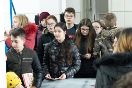 Ierarhul Dunării de Jos a primit la Centrul eparhial vizita elevilor de la Şcoala nr. 26 din Galaţi – fotografia 13