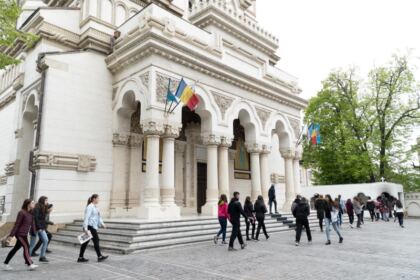 Ierarhul Dunării de Jos a primit la Centrul eparhial vizita elevilor de la Şcoala nr. 26 din Galaţi – fotografia 14