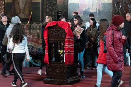 Ierarhul Dunării de Jos a primit la Centrul eparhial vizita elevilor de la Şcoala nr. 26 din Galaţi – fotografia 18