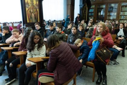 Ierarhul Dunării de Jos a primit la Centrul eparhial vizita elevilor de la Şcoala nr. 26 din Galaţi – fotografia 19