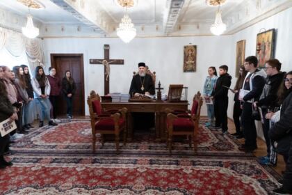 Ierarhul Dunării de Jos a primit la Centrul eparhial vizita elevilor de la Şcoala nr. 26 din Galaţi – fotografia 20