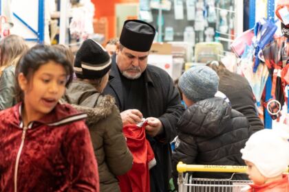 Programul social-filantropic „Ne înnoim de Sfintele Paşti“ a continuat în municipiul Brăila – fotografia 14