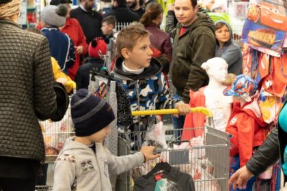 Programul social-filantropic „Ne înnoim de Sfintele Paşti“ a continuat în municipiul Brăila – fotografia 17