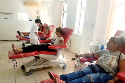 25 de tineri voluntari din Protoieria Tecuci au donat sânge – fotografia 4