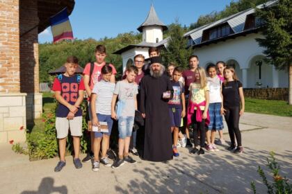 Educaţie creştină şi rugăciune de copil în tabăra de la Mănăstirea „Sfinţii Martiri Brâncoveni“ – Cârlomăneşti – fotografia 1