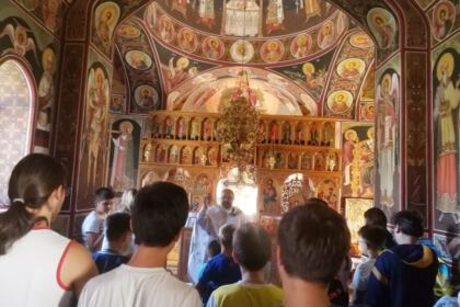 Educaţie creştină şi rugăciune de copil în tabăra de la Mănăstirea „Sfinţii Martiri Brâncoveni“ – Cârlomăneşti – fotografia 2