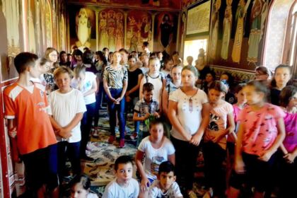 Educaţie creştină şi rugăciune de copil în tabăra de la Mănăstirea „Sfinţii Martiri Brâncoveni“ – Cârlomăneşti – fotografia 3