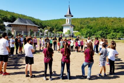 Educaţie creştină şi rugăciune de copil în tabăra de la Mănăstirea „Sfinţii Martiri Brâncoveni“ – Cârlomăneşti – fotografia 4