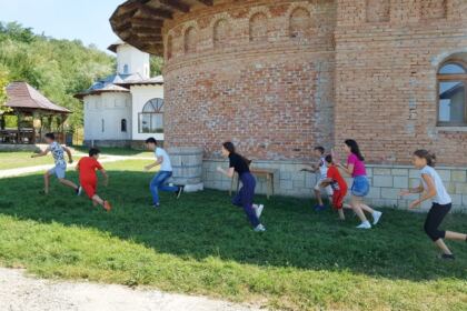Educaţie creştină şi rugăciune de copil în tabăra de la Mănăstirea „Sfinţii Martiri Brâncoveni“ – Cârlomăneşti – fotografia 6