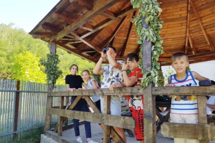 Educaţie creştină şi rugăciune de copil în tabăra de la Mănăstirea „Sfinţii Martiri Brâncoveni“ – Cârlomăneşti – fotografia 7