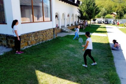Educaţie creştină şi rugăciune de copil în tabăra de la Mănăstirea „Sfinţii Martiri Brâncoveni“ – Cârlomăneşti – fotografia 8