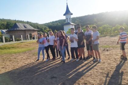 Educaţie creştină şi rugăciune de copil în tabăra de la Mănăstirea „Sfinţii Martiri Brâncoveni“ – Cârlomăneşti – fotografia 12