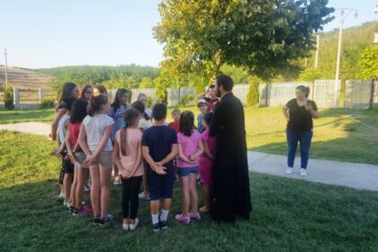 Educaţie creştină şi rugăciune de copil în tabăra de la Mănăstirea „Sfinţii Martiri Brâncoveni“ – Cârlomăneşti – fotografia 13