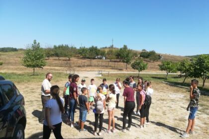 Educaţie creştină şi rugăciune de copil în tabăra de la Mănăstirea „Sfinţii Martiri Brâncoveni“ – Cârlomăneşti – fotografia 16