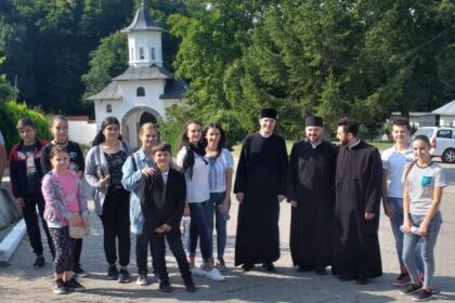 210 copii prezenţi la Tabăra „Lumina vie a mănăstirii în inima copilăriei“, desfăşurată în cadrul Protopopiatului Nicoreşti – fotografia 1