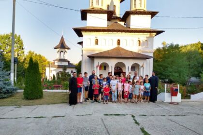 210 copii prezenţi la Tabăra „Lumina vie a mănăstirii în inima copilăriei“, desfăşurată în cadrul Protopopiatului Nicoreşti – fotografia 13