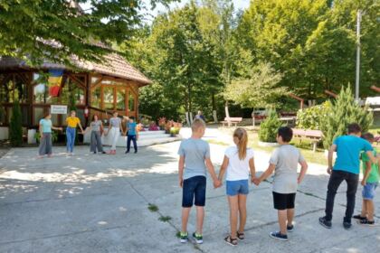 210 copii prezenţi la Tabăra „Lumina vie a mănăstirii în inima copilăriei“, desfăşurată în cadrul Protopopiatului Nicoreşti – fotografia 25
