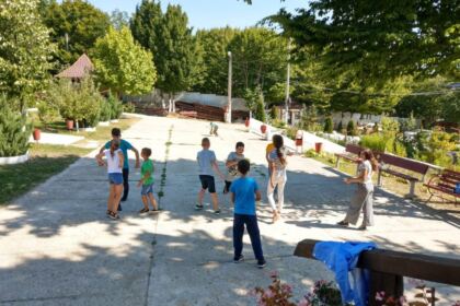 210 copii prezenţi la Tabăra „Lumina vie a mănăstirii în inima copilăriei“, desfăşurată în cadrul Protopopiatului Nicoreşti – fotografia 26