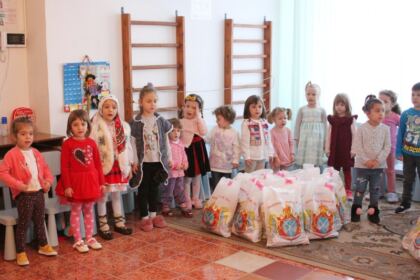 Daruri oferite copiilor de la Grădiniţa „Familia“ din Brăila – fotografia 3
