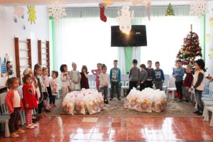 Daruri oferite copiilor de la Grădiniţa „Familia“ din Brăila – fotografia 4