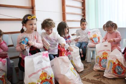 Daruri oferite copiilor de la Grădiniţa „Familia“ din Brăila – fotografia 16