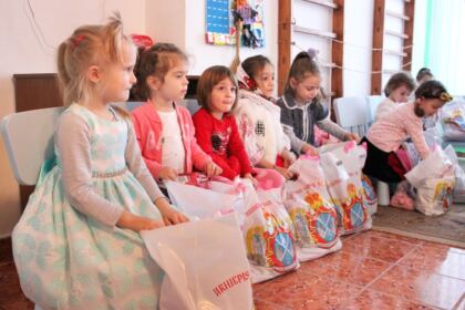 Daruri oferite copiilor de la Grădiniţa „Familia“ din Brăila – fotografia 18