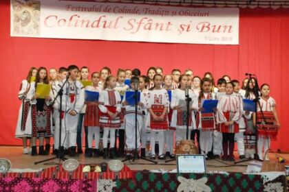 Prima ediție a Festivalului de colinde, tradiții și obiceiuri străbune „Colindul sfânt și bun“ – fotografia 11